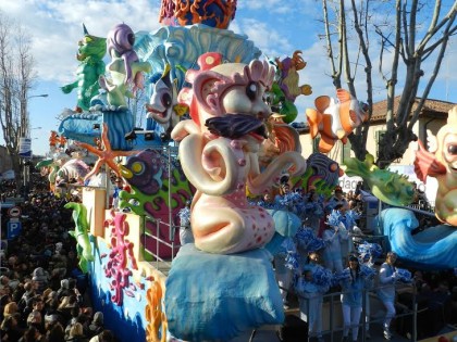 Il Carnevale di Fano fa il bis. In migliaia alla seconda sfilata item-thumbnail