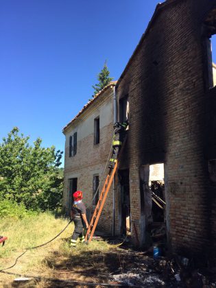 Colli al Metauro. A fuoco casolare in campagna item-thumbnail