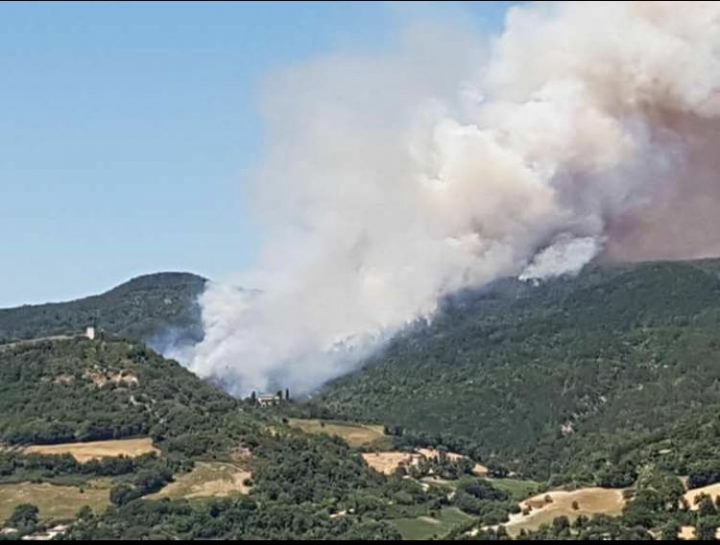 Allarme incendi il monte delle Cesane sembra un vulcano in eruzione