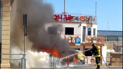 Incendio al porto di Fano, in fiamme due auto e tre scooter – VIDEO item-thumbnail