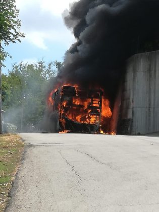 Fano come Roma. A fuoco un autobus di linea (foto e video) item-thumbnail
