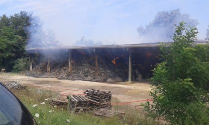 A fuoco capannone con mille tonnellate di fieno e mezzi agricoli item-thumbnail