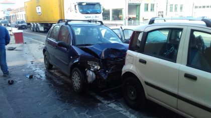 Colpo di sonno alla guida, donna Fanese finisce contro un’auto in sosta item-thumbnail