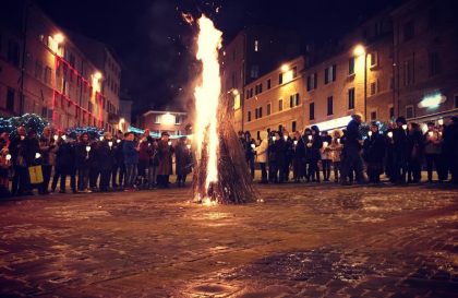 Loreto, si accende il Falò per la Venuta della Santa Casa item-thumbnail