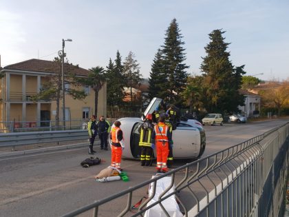 Anziano si ribalta con l’auto prima del ponte a Centinarola di Fano item-thumbnail