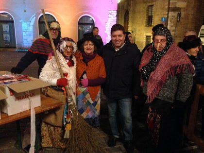 La Befana a Fano distribuisce 1200 calze ai bambini. Piazza piena di gente item-thumbnail