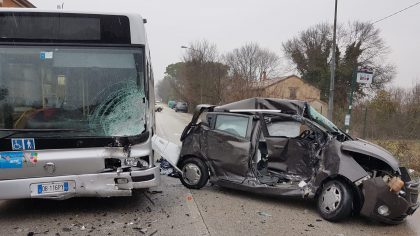 Fano: fa un testacoda con l’auto, poi si schianta contro un autobus di linea – VIDEO item-thumbnail
