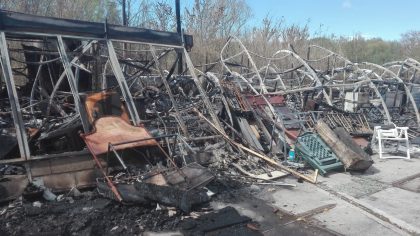 Incendio nella notte a Pesaro: a fuoco un deposito di modernariato – FOTO item-thumbnail