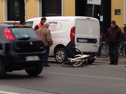 Anziana investita in bici, rintracciata l’auto item-thumbnail