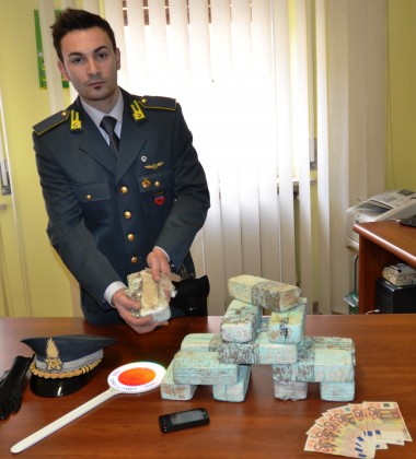 ‘In vacanza’ con 5 kg di eroina in auto, arrestato da Gdf item-thumbnail