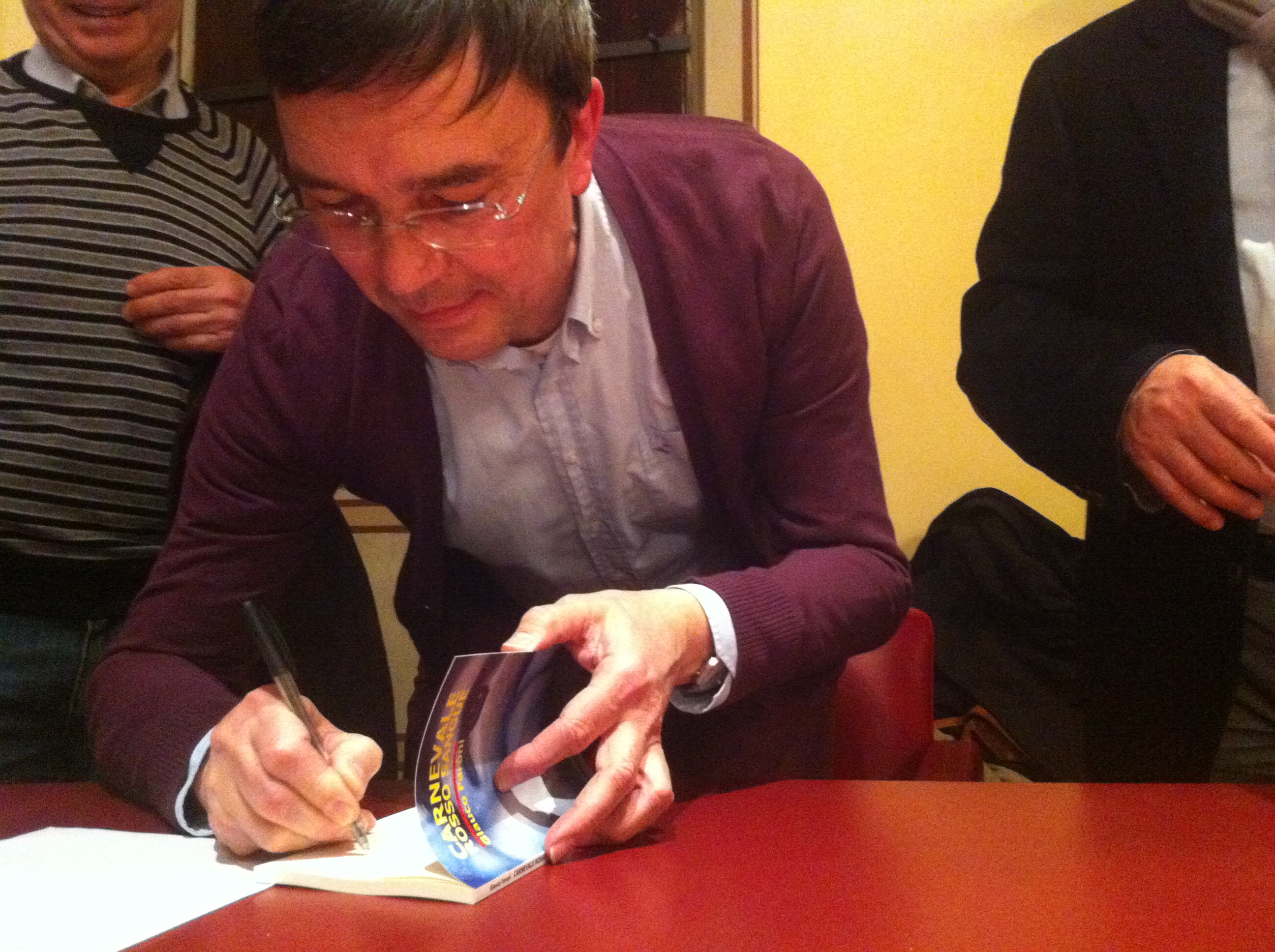 l'autore Glauco Faroni mentre firma uno dei suoi libri