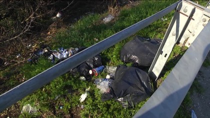 In Superstrada piazzole di sosta piene di sacchetti dei rifiuti item-thumbnail