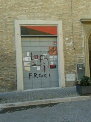 Info-shop di Fano imbrattato: svastica e la scritta “Froci” item-thumbnail