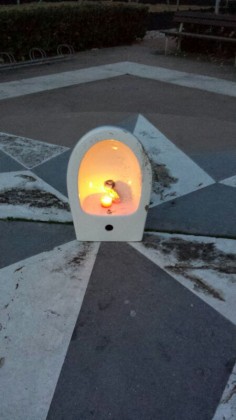 Sulla passeggiata di Sassonia spunta la tazza di un vater con un cero acceso item-thumbnail