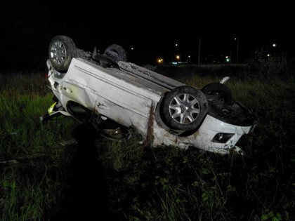 Auto fuori strada nella notte a Pesaro, grave un 23enne item-thumbnail