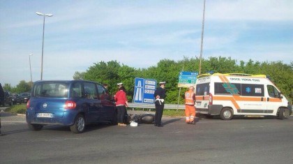 Scooter contro auto all’entrata della superstrada Fano sud item-thumbnail