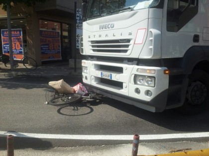 Fano, donna in bicicletta travolta da un Tir. E’ grave item-thumbnail