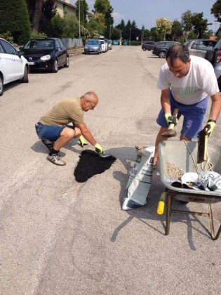 Fano, buche mai chiuse, arriva il “fai da te” dei residenti – VIDEO item-thumbnail