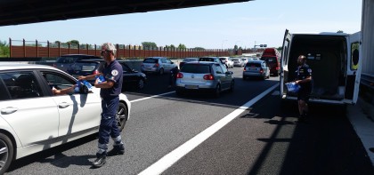 8 km di coda in A-14. Protezione civile e Circolo Velico distribuiscono acqua fresca item-thumbnail