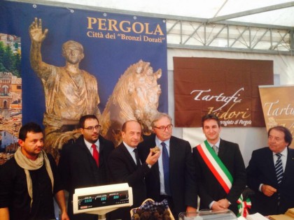 tartufo-fiera-pergola-2014-prima-domenica-spacca-baldelli