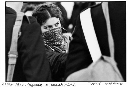 Foto Tano D'Amico, Ragazza e carabinieri, Roma 1977