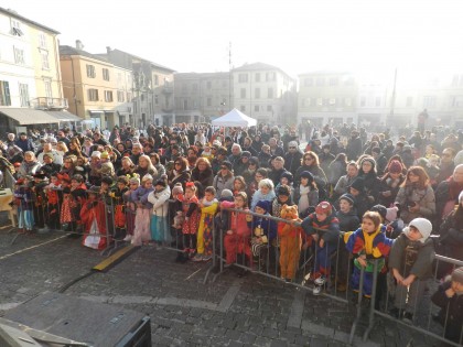 Folla per 'Arlecchino, pane, amore e_ una bugia'