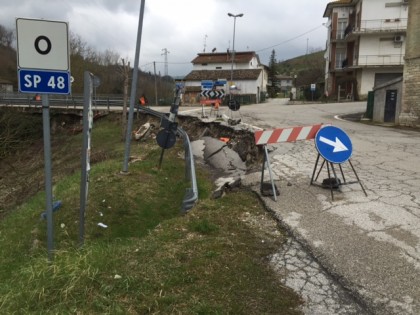 strada dissestata smottamenti