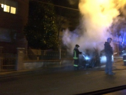 auto in fiamme a Calcinelli