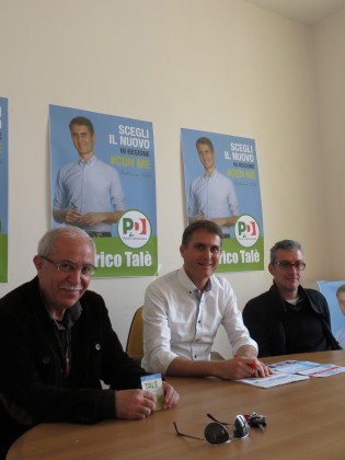 Federico Talè, al centro, con sulla sinistra il sindaco di Mondolfo Pietro Cavallo e alla destra l’assessore al turismo Mario Silvestrini. 