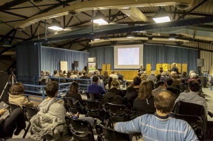 L' Assessore Anna Sanchi e Marcello Sparaventi di Centrale Fotografia aprono il corso di fotografia alla Biblioteca di Cattolica