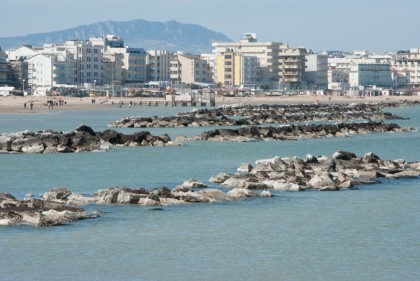 Spiaggia di Cattolica e sullo sfondo la Repubblica di San Marino