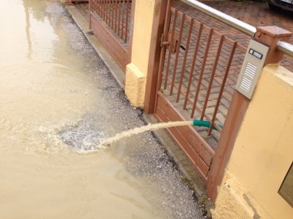 si cerca di pompare l'acqua fuori dalle abitazioni 