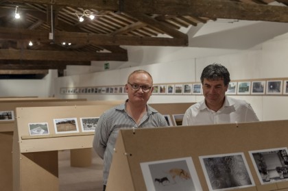Il Sindaco Massimo Seri con Marcello Sparaventi visita le fotografie dei corsisti di Centrale Fotografia