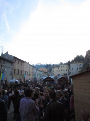 Scorcio della piazza piena nel momento dell'inaugurazione