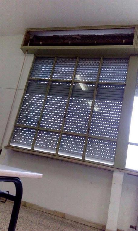 Maltempo: una raffica di vento fa cadere il pannello di una serranda in una scuola di Urbino