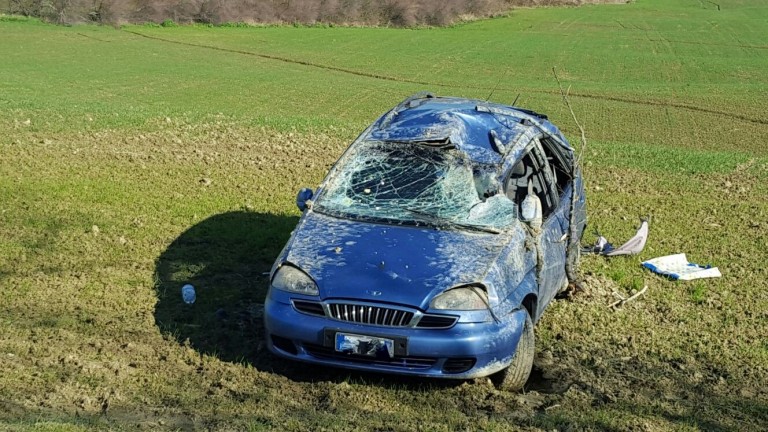 Auto finisce fuori strada, mistero sul conducente