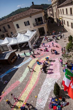 Albero lungo la via principale di Mombaroccio