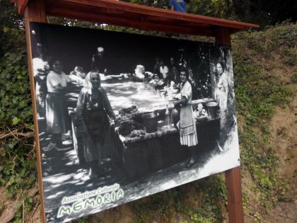 Pannello con foto d'epoca al lavatoio di Montegiano lite