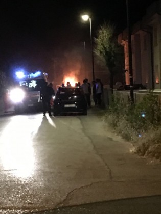 Auto prende fuoco. Alla guida c’era un ragazzo item-thumbnail