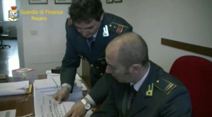 Risparmiatori Truffati: Operazione “Piramide di Carta”. Arrestato falso promotore finanziario item-thumbnail