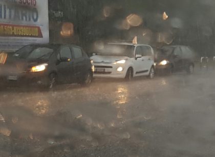 Nubifragio in città, grandinata manda in tilt il traffico item-thumbnail