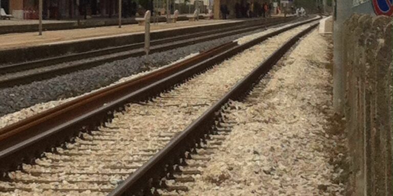 Uomo trovato morto vicino ai binari: è un 54enne del Fermano