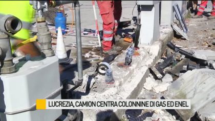 Camion finisce fuori strada. Distrutte colonnine di luce e gas – VIDEO item-thumbnail