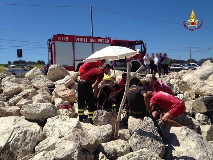 Uomo cade in mezzo a scogli, salvato da Vigili del Fuoco