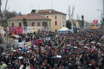 La folla di viale Gramsci - Ph Massimo Maggioli