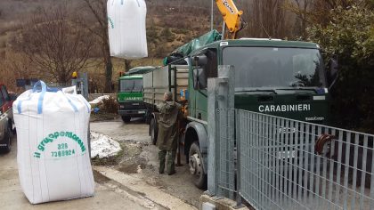 Mangime scaricato dasi veicoli dei Carabinieri forestali 1