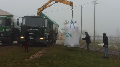 Mangime scaricato dasi veicoli dei Carabinieri forestali