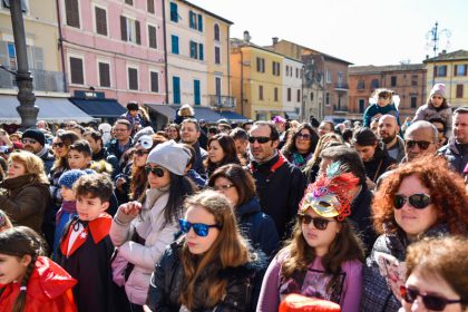 Piazza piena per il Carnevale da Cani - Ph Massimo Maggioli