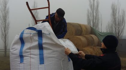 allevatore che riceve il mangime dai Carabinieri forestali 1