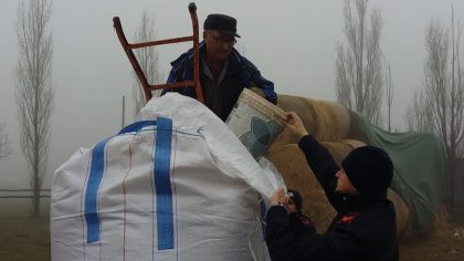 allevatore che riceve il mangime dai Carabinieri forestali